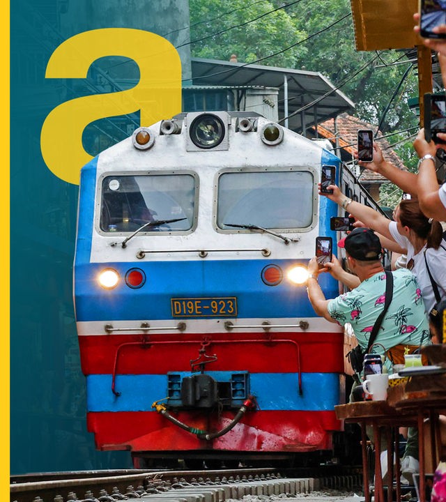 Train Street in Hanoi mit Touristen