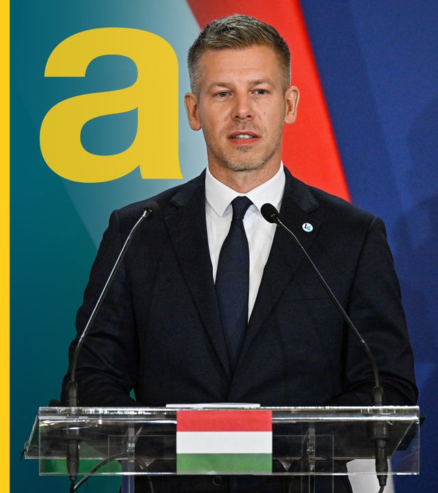 Der ungarische Ministerpräsident Peter Magyar steht vor einer ungarischen Flagge an einem Rednerpult. 
