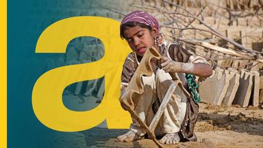 Ein Mädchen arbeitet hockend in einer Ziegelei in Pakistan.