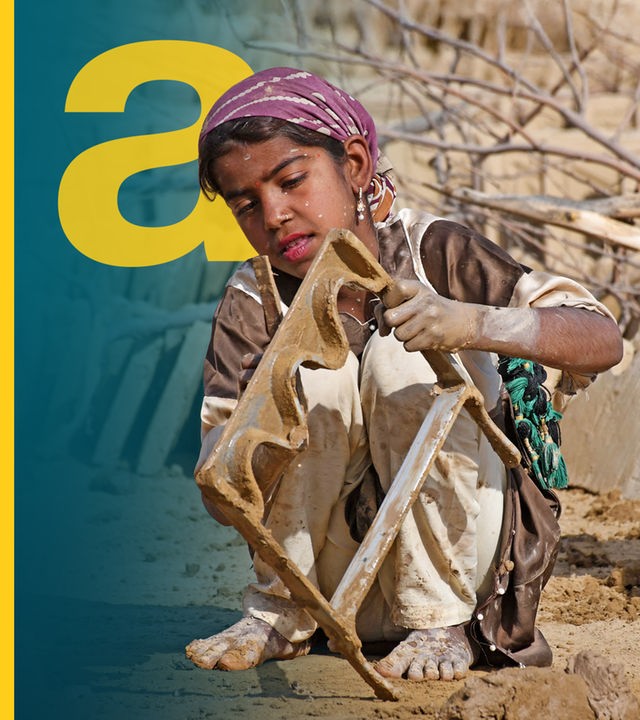 Ein Mädchen arbeitet hockend in einer Ziegelei in Pakistan.