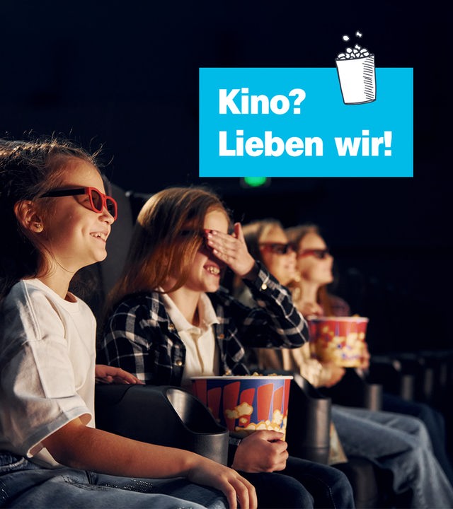 Kinder sitzen im dunklen Kino mit Popcorn – ein Mädchen hält sich dabei die Augen zu. "Kino? Lieben wir!" 