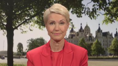 Manuela Schwesig, SPD-Ministerpräsidentin Mecklenburg-Vorpommern im Gespräch mit Shakuntala Banerjee