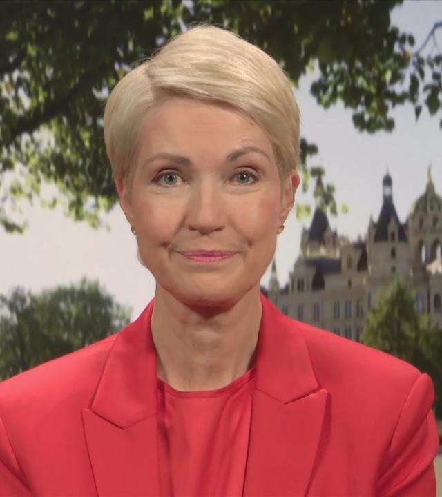 Manuela Schwesig, SPD-Ministerpräsidentin Mecklenburg-Vorpommern im Gespräch mit Shakuntala Banerjee