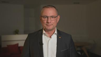 Tino Chrupalla, AfD-Parteivorsitzender im Gespräch mit Shakuntala Banerjee