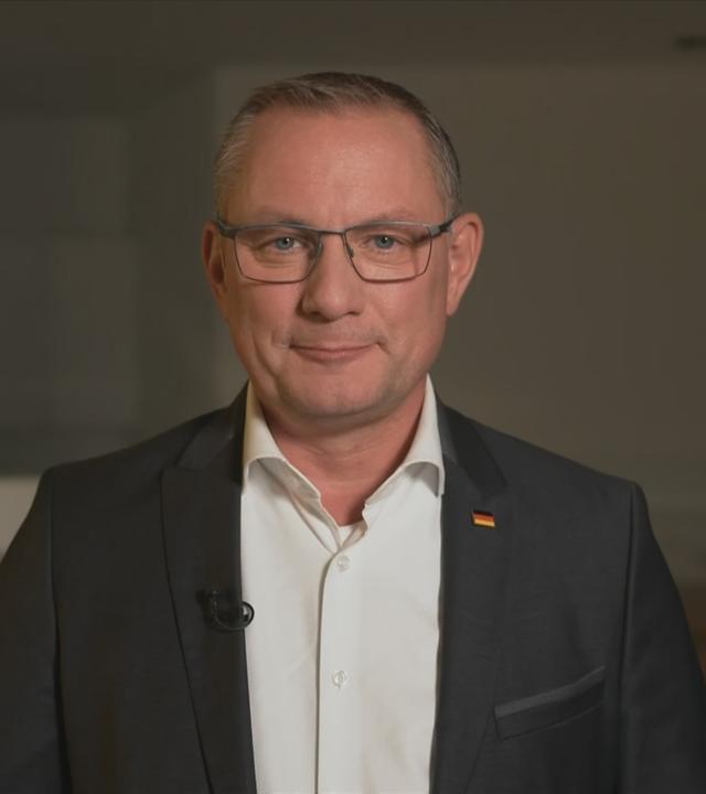 Tino Chrupalla, AfD-Parteivorsitzender im Gespräch mit Shakuntala Banerjee