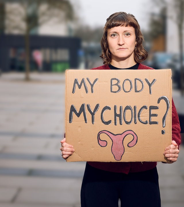 Frau hält Schild, my body my choice?