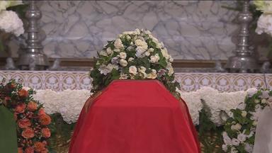 König Harald V., Beisetzung, Sarg mit weißen Blumen