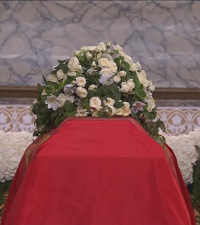 König Harald V., Beisetzung, Sarg mit weißen Blumen