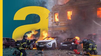 Rettungskräfte löschen einen Brand im Gebäude der Nationalen Akademie der Wissenschaften, das nach einem russischen Drohnenangriff im Zentrum der ukrainischen Hauptstadt beschädigt worden war.