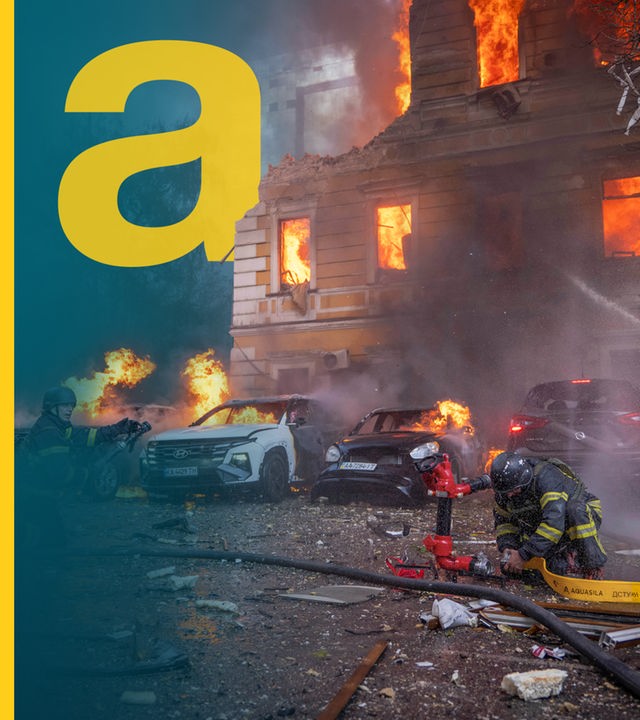 Rettungskräfte löschen einen Brand im Gebäude der Nationalen Akademie der Wissenschaften, das nach einem russischen Drohnenangriff im Zentrum der ukrainischen Hauptstadt beschädigt worden war.