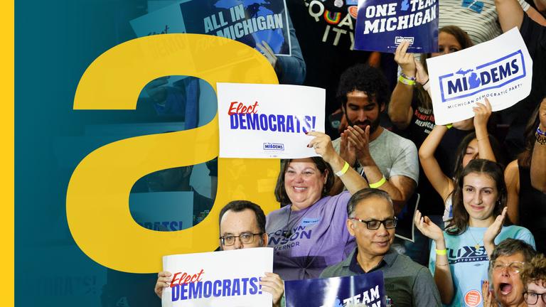 Anhänger der Demokratischen Partei auf einer Tribüne mit "Elect Democrats"-Plakaten.