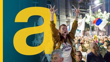 Eine Demonstrantin der Bewegung ''Student List - Students Win'' zeigt eine Handgeste mit drei gespreizten Fingern.