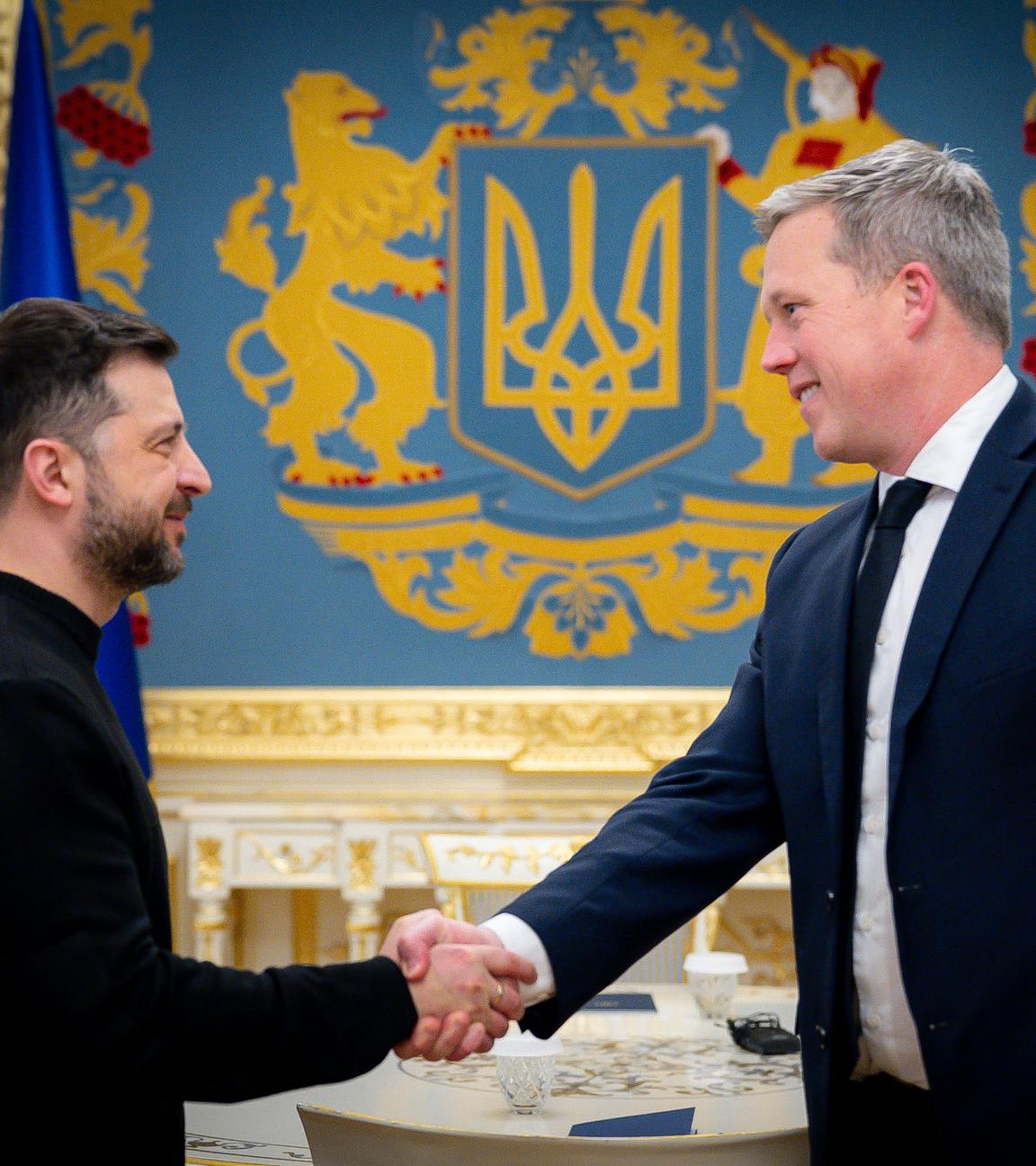 Die Bildkombo zeigt US-Präsident Donald Trump (l-r) und den ukrainischen Präsidenten Wolodymyr Selenskyj im Elysee-Palast in Paris am 7. Dezember 2024 und den russischen Präsidenten Wladimir Putin spricht am 21. Februar 2025 auf einem Technologieforum in Moskau.