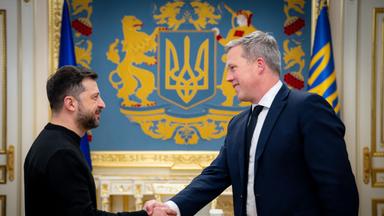 Die Bildkombo zeigt US-Präsident Donald Trump (l-r) und den ukrainischen Präsidenten Wolodymyr Selenskyj im Elysee-Palast in Paris am 7. Dezember 2024 und den russischen Präsidenten Wladimir Putin spricht am 21. Februar 2025 auf einem Technologieforum in Moskau.