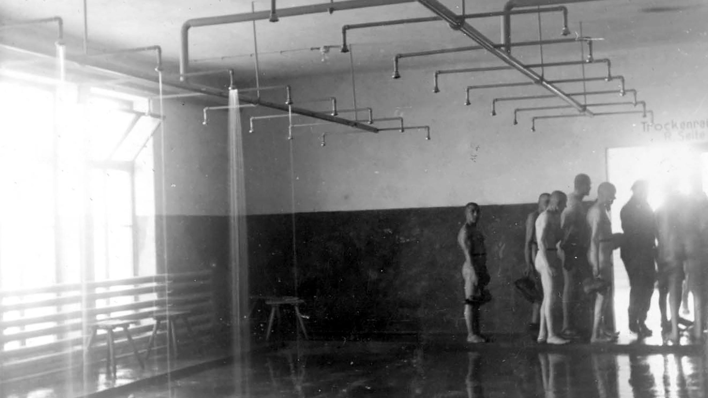 KZ Auschwitz-Birkenau - Der Duschraum. Anders als in den Gaskammern waren die Duschen hier keine Attrappen.