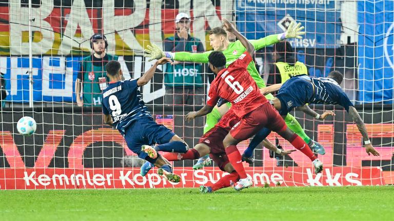 Hamburgs David Selke erzielt per Kopfball das Tor zum 2:2 kurz vor Ende des Spiels gegen den 1. FC Kaiserslautern.