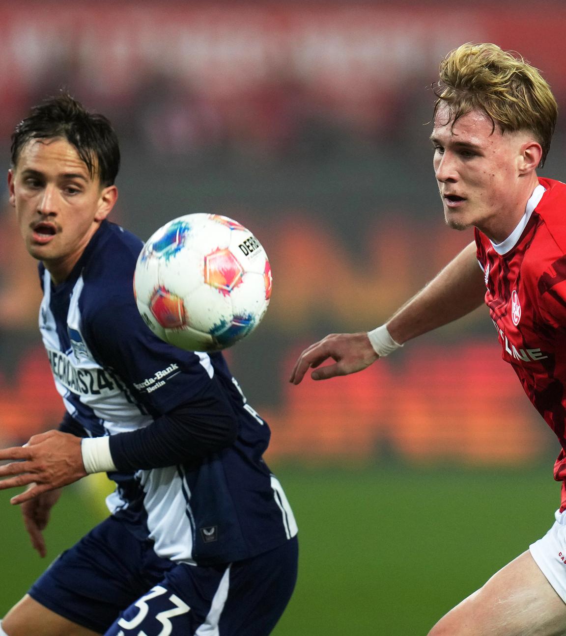 Kaiserslauterns Mika Haas und Michal Karbownik von Hertha BSC kämpfen um den Ball.