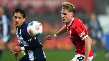Kaiserslauterns Mika Haas und Michal Karbownik von Hertha BSC kämpfen um den Ball.