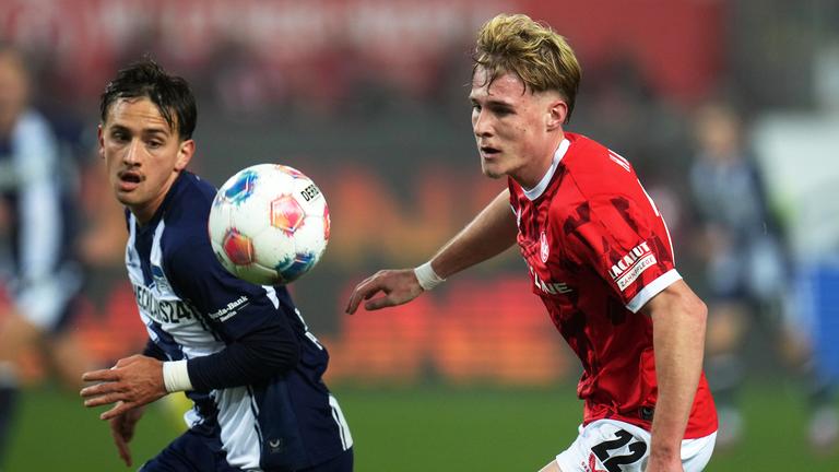 Kaiserslauterns Mika Haas und Michal Karbownik von Hertha BSC kämpfen um den Ball.