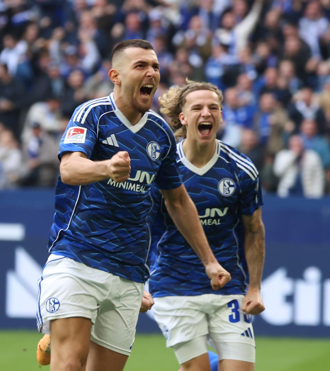 Schalkes Hasan Kurucay jubelt nach seinem entscheidenden Treffer gegen den SV Elversberg.