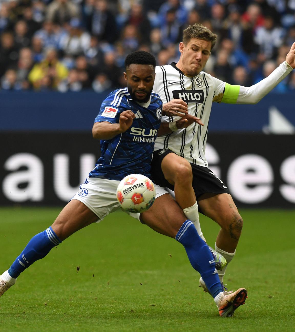 Schalkes Moussa Sylla und Elversbergs Lukas Pinckert im Zweikampf um den Ball.