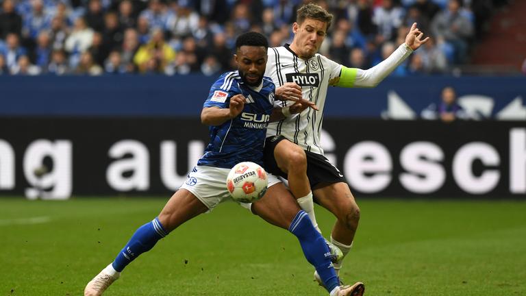 Schalkes Moussa Sylla und Elversbergs Lukas Pinckert im Zweikampf um den Ball.