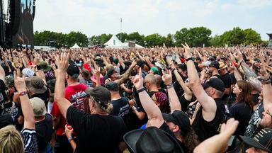 30.07.2026, Schleswig-Holstein, Wacken: Zuschauer feiern beim Konzert der Band H-Blockx, vor der "Louder"-Bühne beim Wacken Open Air (W:O:A). Das W:O:A gilt als größtes Heavy-Metal-Festival der Welt. 