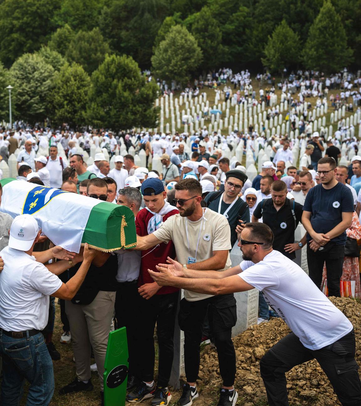 Bosnisch-muslimische Männer tragen am 11. Juli 2025, dem 30. Jahrestag des Massakers von Srebrenica, einen Sarg mit den sterblichen Überresten eines Opfers des Massakers von Srebrenica 1995 zum Gedenkfriedhof im Dorf Potocari in der Nähe der ostbosnischen Stadt Srebrenica.