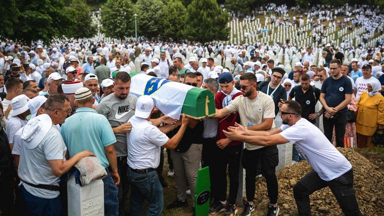 Bosnisch-muslimische Männer tragen am 11. Juli 2025, dem 30. Jahrestag des Massakers von Srebrenica, einen Sarg mit den sterblichen Überresten eines Opfers des Massakers von Srebrenica 1995 zum Gedenkfriedhof im Dorf Potocari in der Nähe der ostbosnischen Stadt Srebrenica.