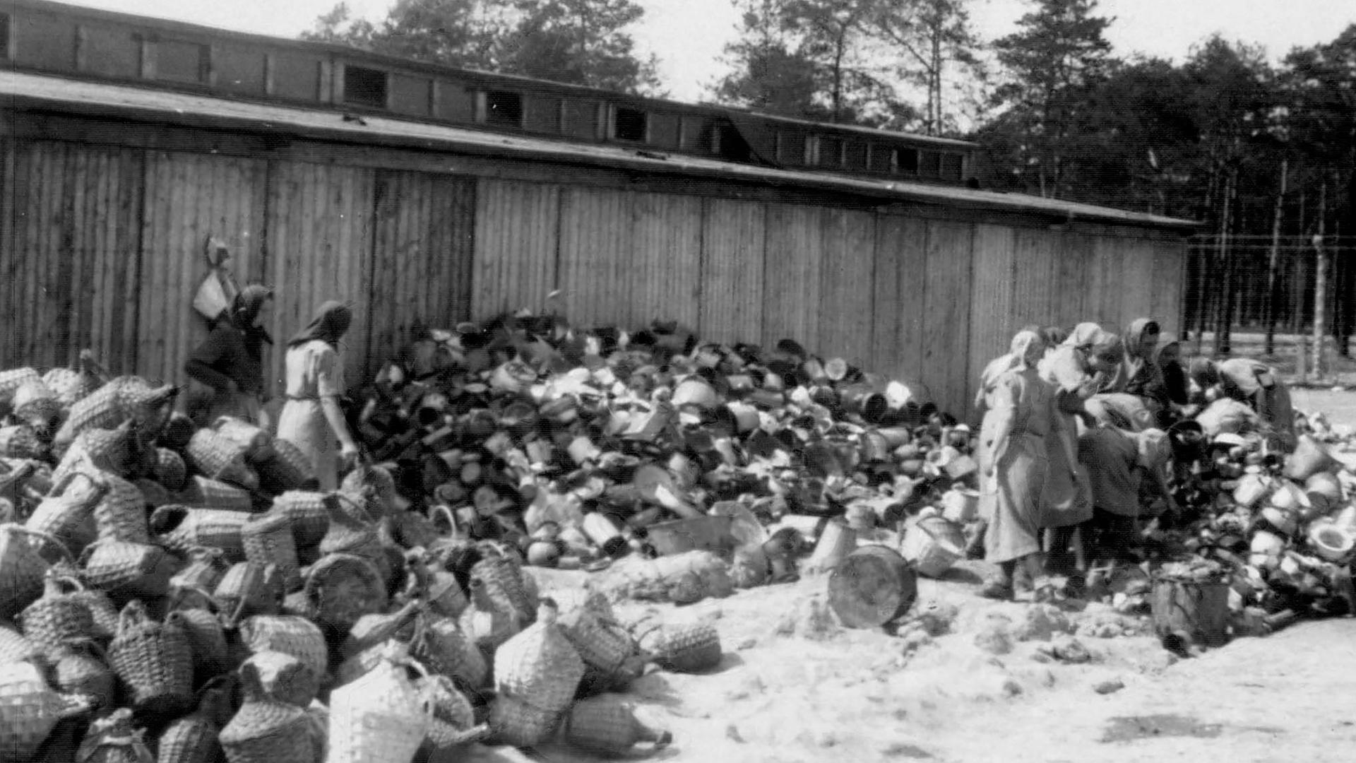 KZ Auschwitz-Birkenau - Eine andere Baracke in "Kanada". Hinten das Wäldchen, in dem die Opfer vor ihrer Ermordung rasteten.