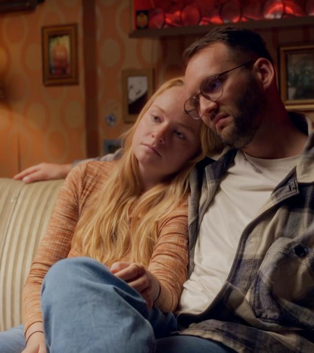 Ein Pärchen sitzt in einer 37 Grad Sendung auf einem Sofa.