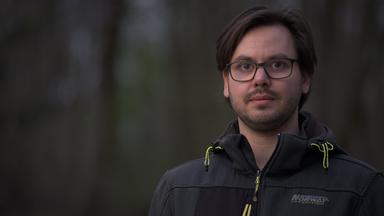 Simon schaut in die Kamera