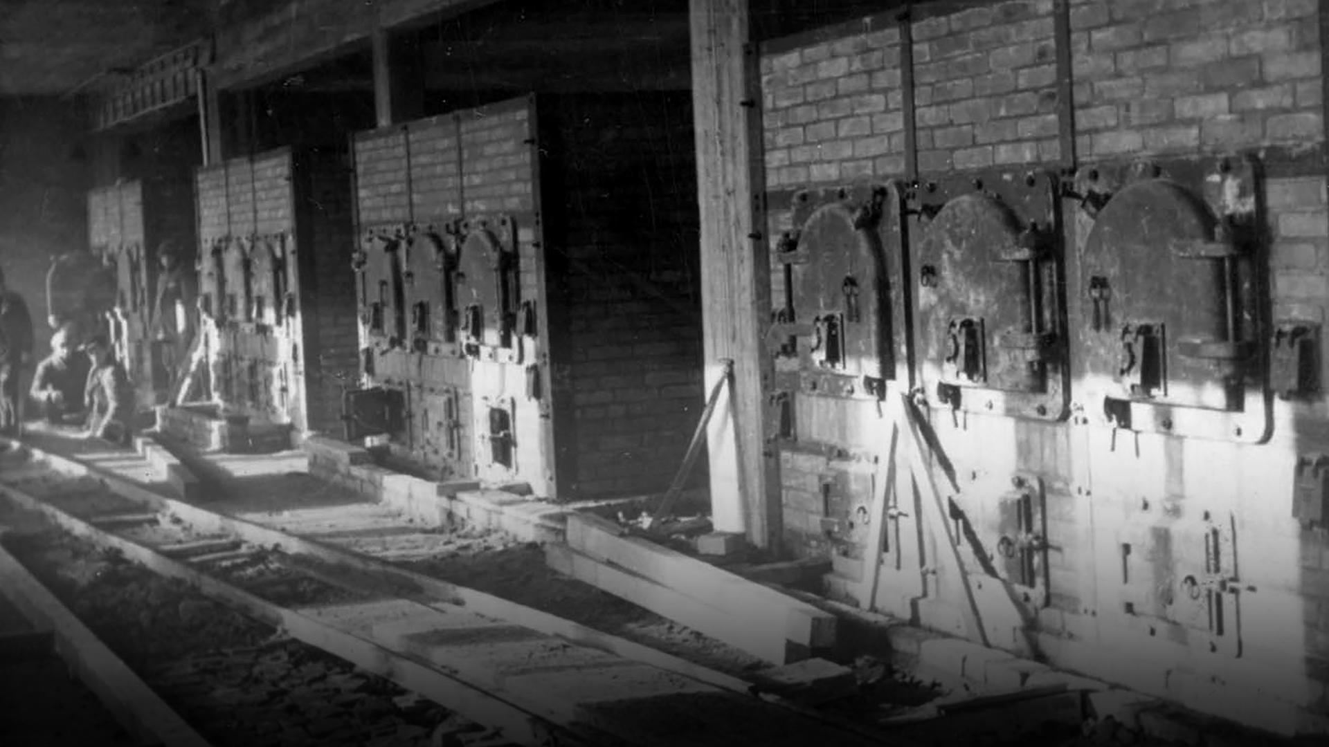 KZ Auschwitz-Birkenau - Die Öfen von Krematorium II. Etwa nach vier bis fünf Stunden war das Krematorium für die nächsten 2000 bis 3000 Menschen bereit. 