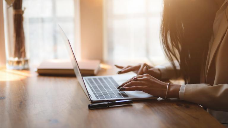 Symbolbild: Geschäftsfrau am Laptop