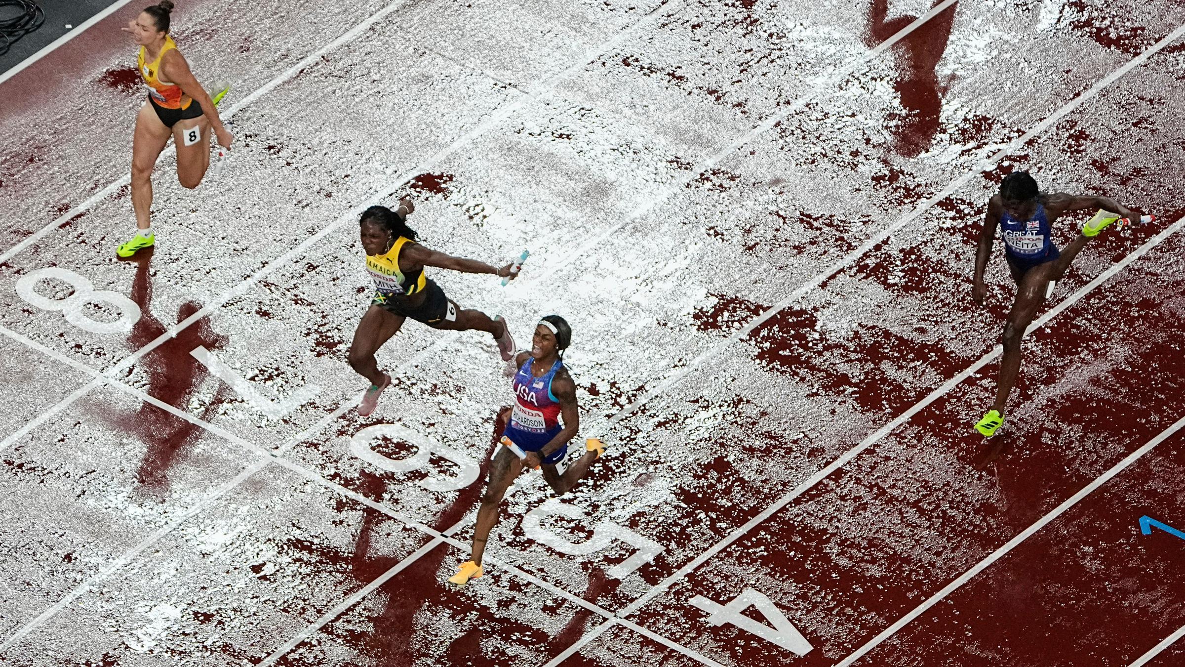 Sha'Carri Richardson (USA) läuft in der 4x100-Meter-Staffel der WM 2025 vor Jonielle Smith (Jamaika) und Gina Lückenkemper ins Ziel.