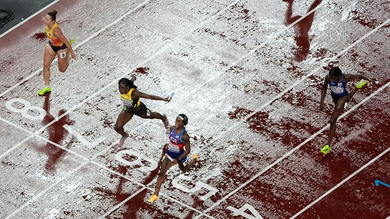 Sha'Carri Richardson (USA) läuft in der 4x100-Meter-Staffel der WM 2025 vor Jonielle Smith (Jamaika) und Gina Lückenkemper ins Ziel.