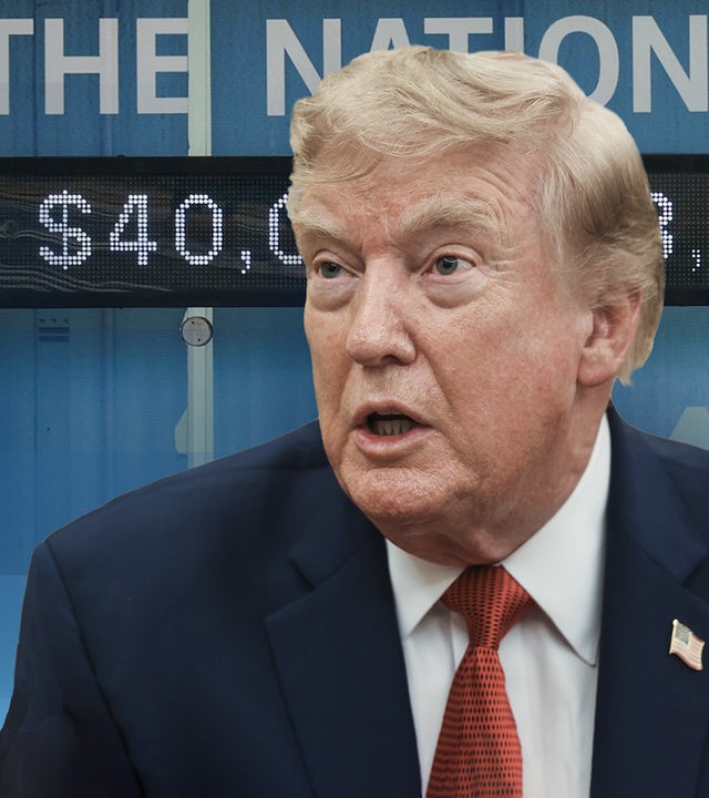 Donald Trump ausgeschnitten vor einem Bild einer Anzeige für die Staatsverschuldung der USA.