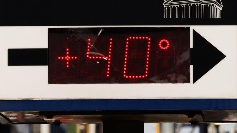 Ein Thermometer neben einer Apotheke zeigt 40 Grad in Berlin Mitte an.