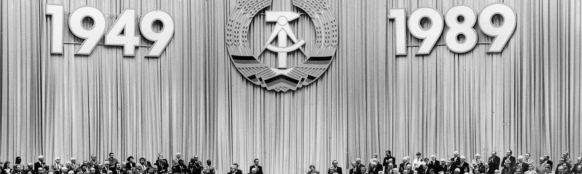 Offizielle Festveranstaltung aus Anlaß des 40. Jahrestages der DDR im Großen Saal des Palastes der Republik.