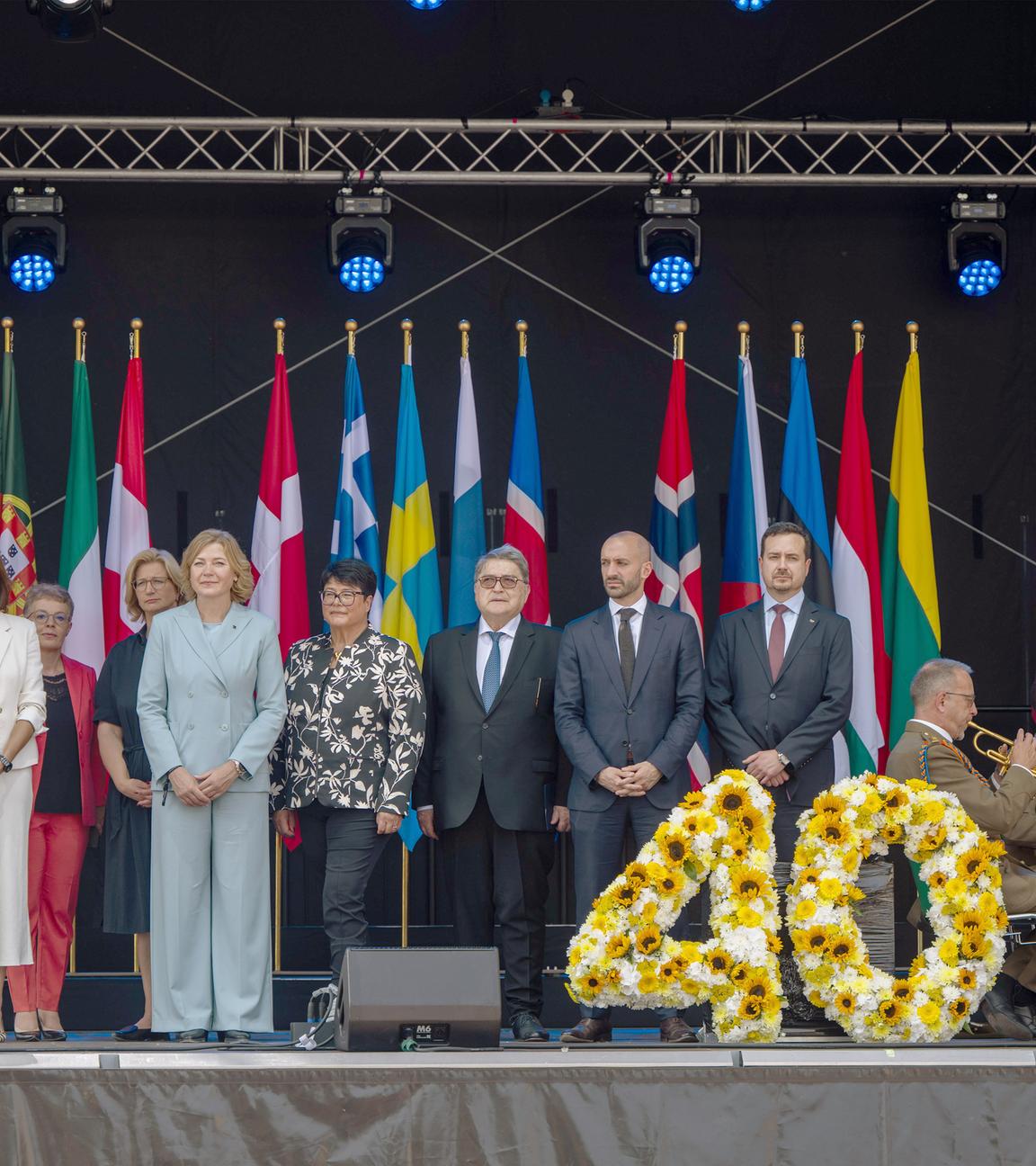 Politiker der EU-Mitgliedstaaten stehen beim Festakt zum 40. Jahrestag der Unterzeichnung des Schengener Abkommens auf der Bühne.