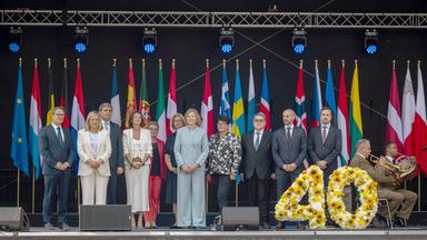 Politiker der EU-Mitgliedstaaten stehen beim Festakt zum 40. Jahrestag der Unterzeichnung des Schengener Abkommens auf der Bühne.