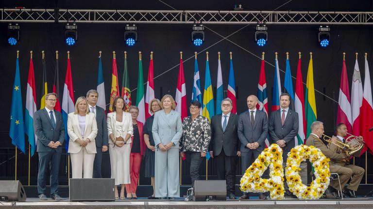 Politiker der EU-Mitgliedstaaten stehen beim Festakt zum 40. Jahrestag der Unterzeichnung des Schengener Abkommens auf der Bühne.
