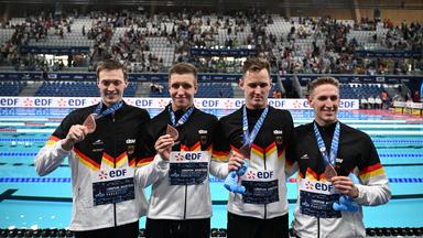 ie deutsche Mannschaft posiert mit ihren Bronzemedaillen bei der EM in Paris