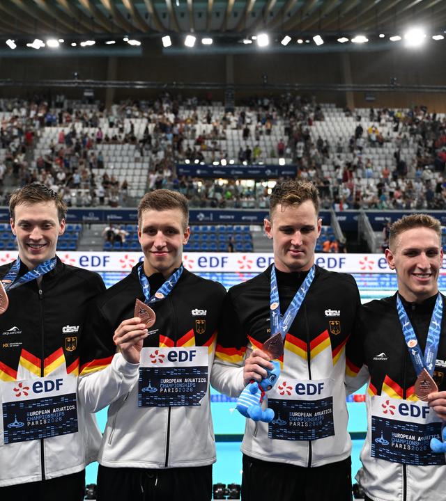 ie deutsche Mannschaft posiert mit ihren Bronzemedaillen bei der EM in Paris