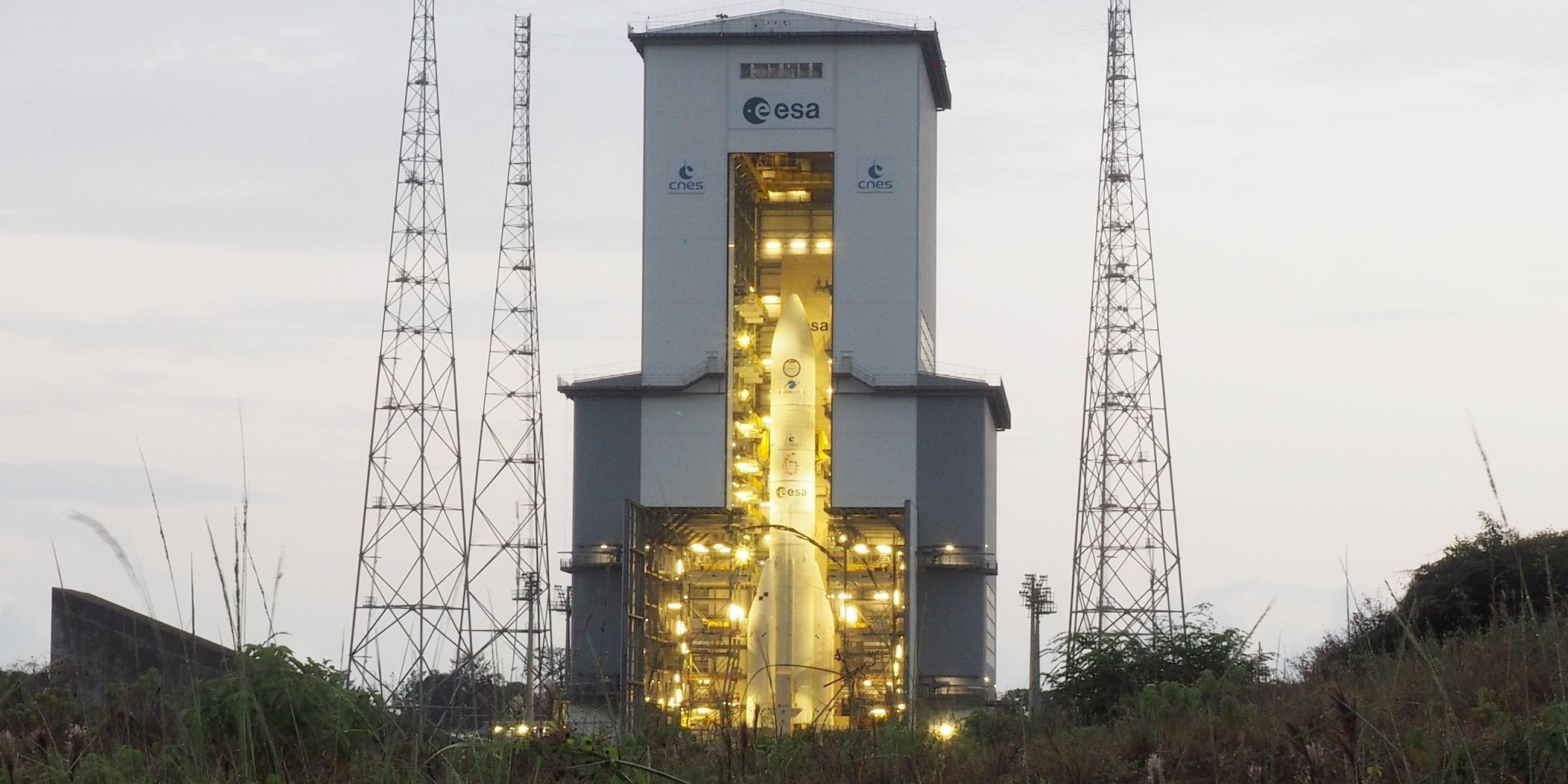 Eine neue europäische Trägerrakete vom Typ Ariane 6 steht auf ihrem Startplatz bereit, um in den Weltraum zu fliegen.