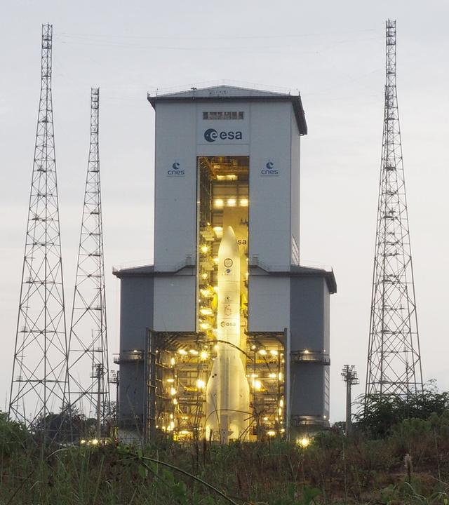 Eine neue europäische Trägerrakete vom Typ Ariane 6 steht auf ihrem Startplatz bereit, um in den Weltraum zu fliegen.