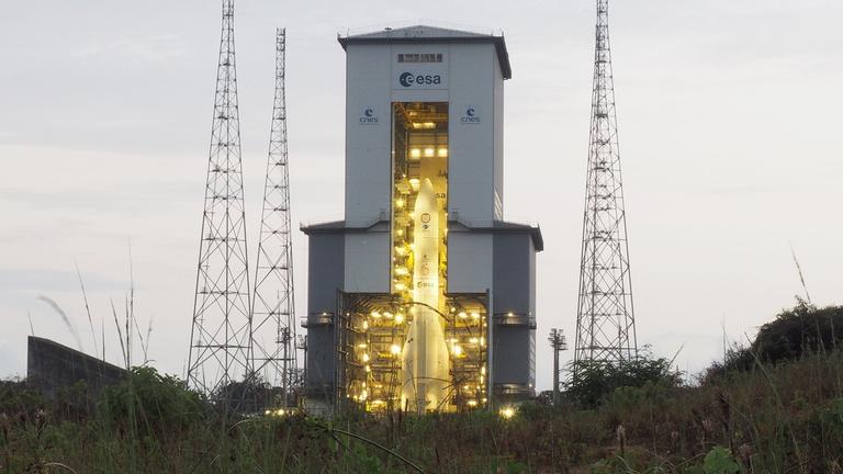 Eine neue europäische Trägerrakete vom Typ Ariane 6 steht auf ihrem Startplatz bereit, um in den Weltraum zu fliegen.