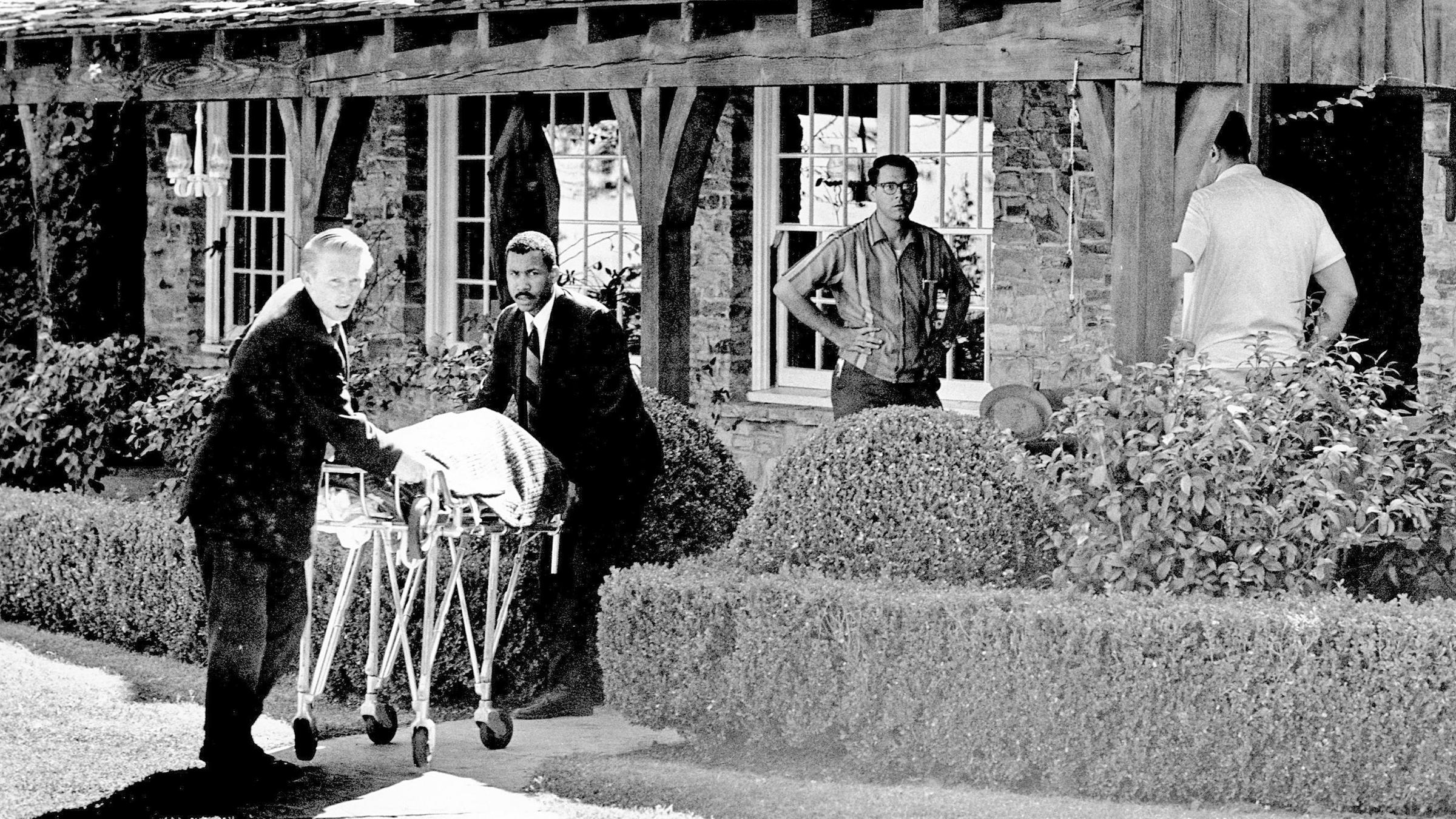 Bestatter bringen die Leiche von Sharon Tate aus ihrem gemieteten Haus, aufgenommen am 01.01.1969 in Beverly Hills (USA)