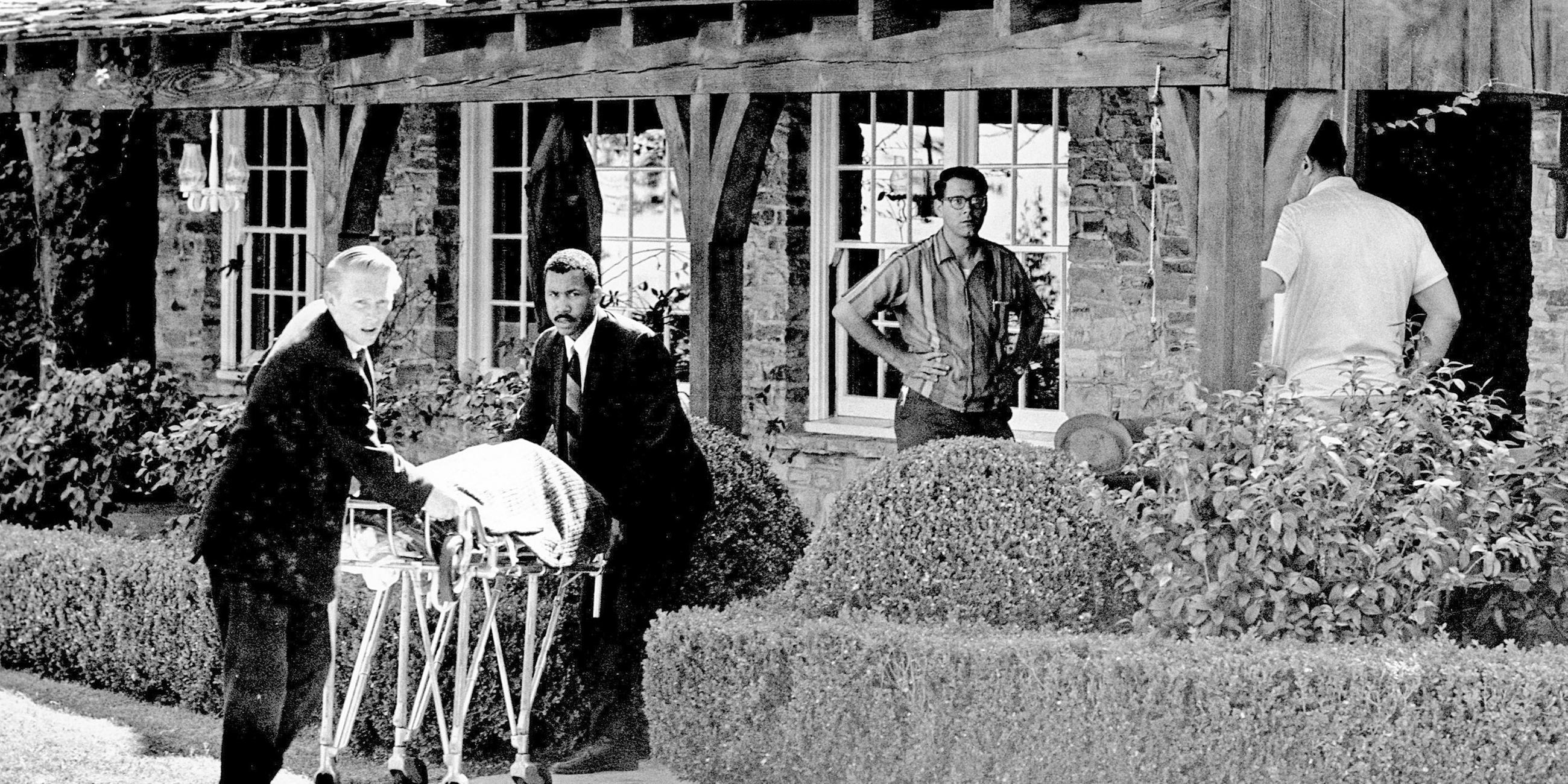 Bestatter bringen die Leiche von Sharon Tate aus ihrem gemieteten Haus, aufgenommen am 01.01.1969 in Beverly Hills (USA)