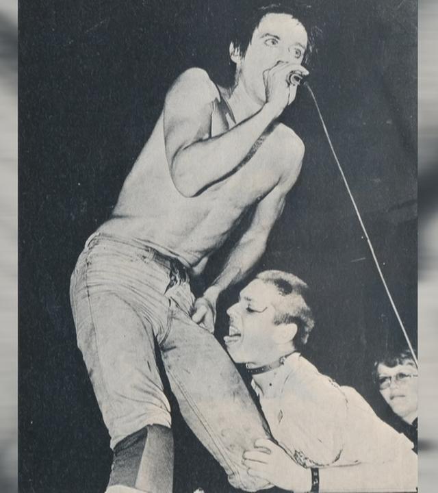 Jäki Eldorado beißt Iggy Pop 1977 während eines Konzerts ins Bein